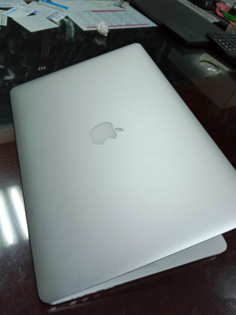 MacBook 2015 core i7 16ram-512ssd